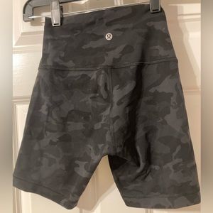 Lululemon Wunder Train High-Rise Short 6"
Heritage 365 Camo Deep Coal Multi